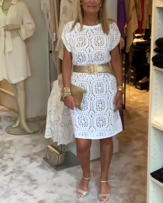 Ensfarget kjole med rund hals og utskjæring