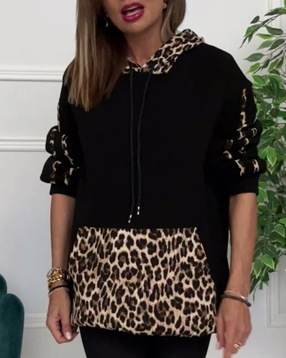 Uformell hettegenser med snøring i leopardmønster