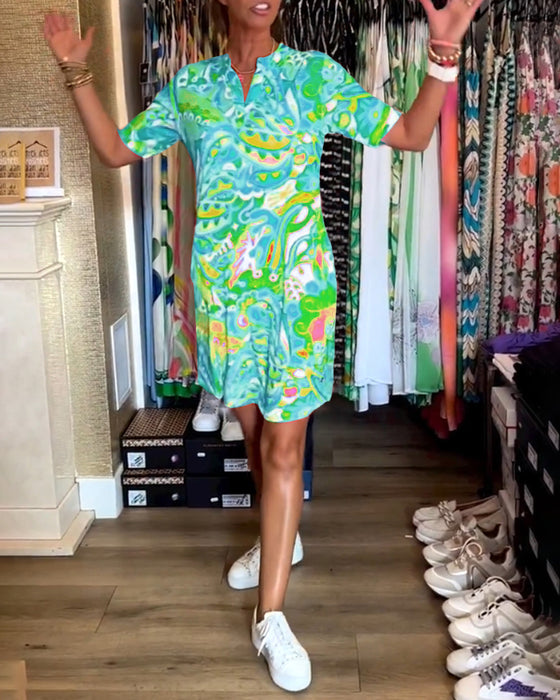 Kjole med lommer og trykk og korte ermer