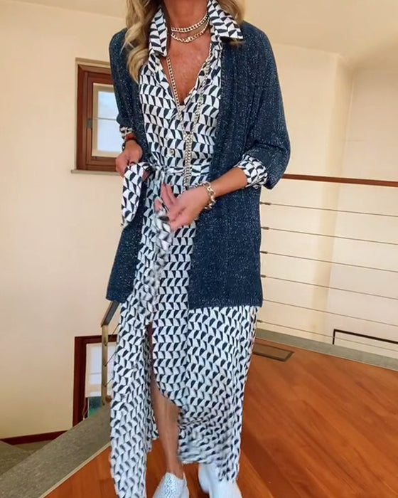 Kjole med geometrisk trykk med jakkeslag og splitt