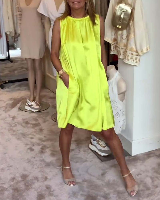 Ermeløs plissert ensfarget kjole for kvinner