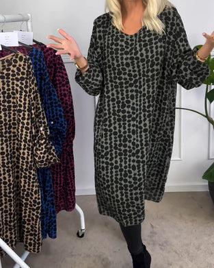 Retro prikkete kjole med v-hals