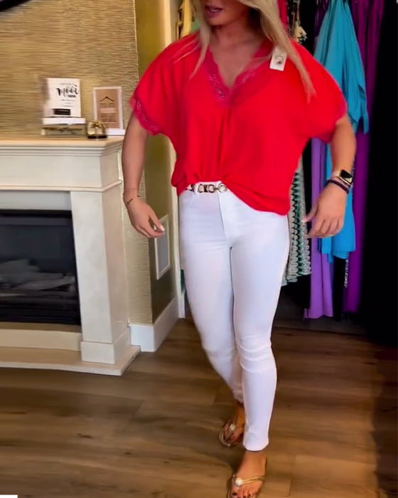 Ensfarget topp med spleiset v-hals