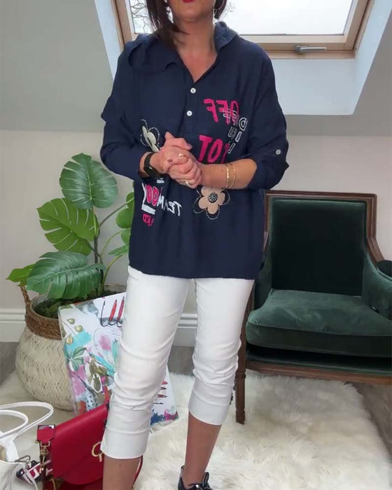 Uformell brodert topp med hette med lange ermer med blomsterbokstaver