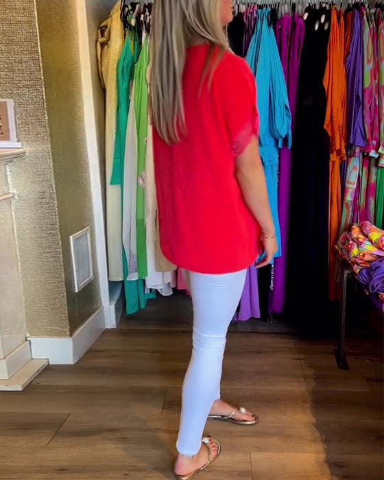 Ensfarget topp med spleiset v-hals