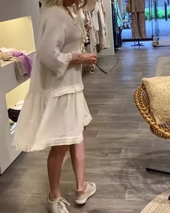 Fritidskjole med V-hals frynser med blonder