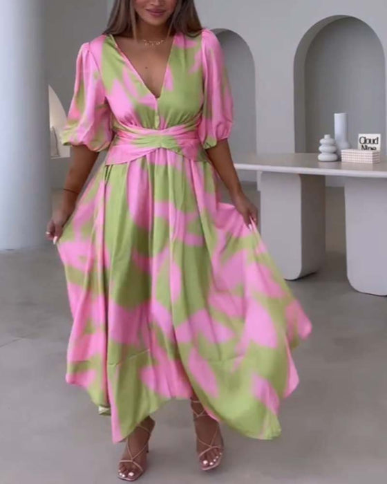 Elegant kjole med dyp V halvermet trykt