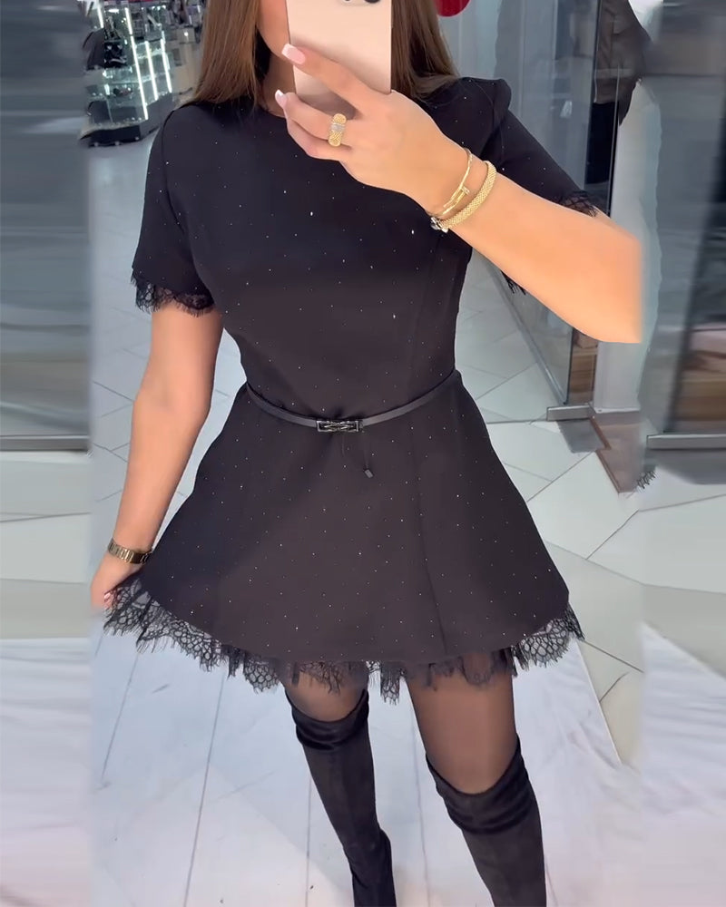 Glitrende Kniplingkjole Med Korte Ermer Og A-Linje