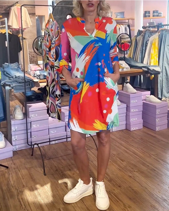 Elegant kjole med fargerik trykt V-hals