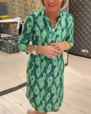 Printet kjole med V-hals og trekvart erme