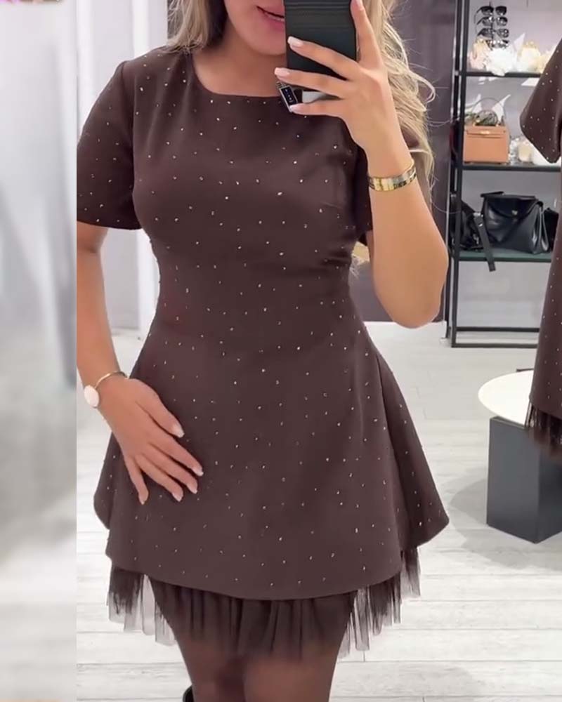 Elegant kjole med skimrende mesh-lappeteppe