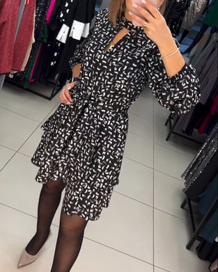 Elegant utskåren kjole med trykk