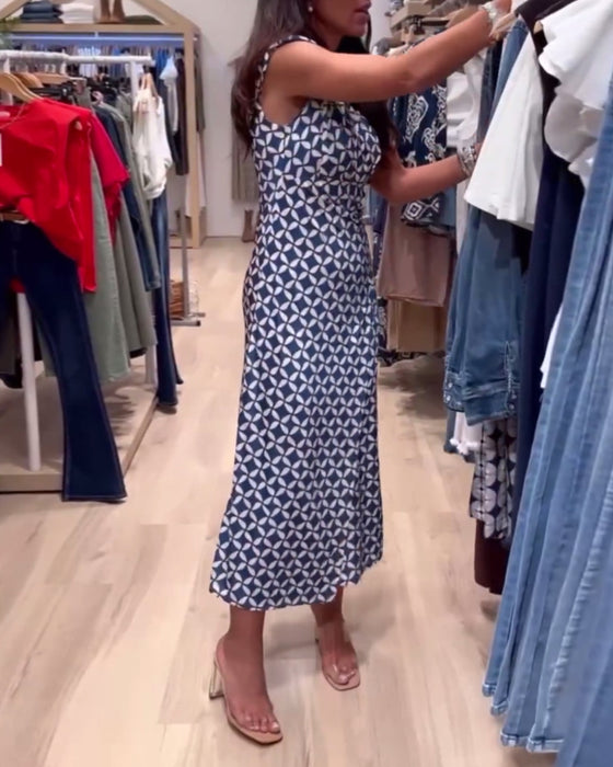 Ermeløs, elegant kjole med geometrisk trykk med rund hals