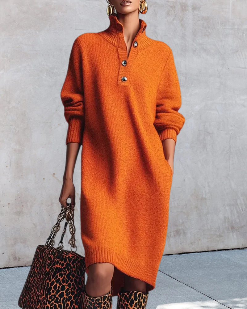 Helfarget Kjole Med Knapper Og Høy Hals