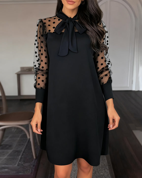 Elegant Helfarget Kjole Med Båndsøm