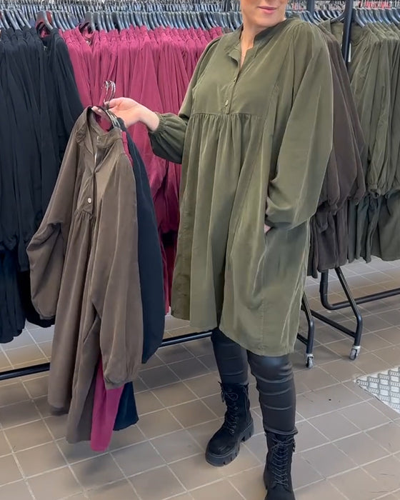 Knappet Kjole Med V-Utringning Og Lange Ermer