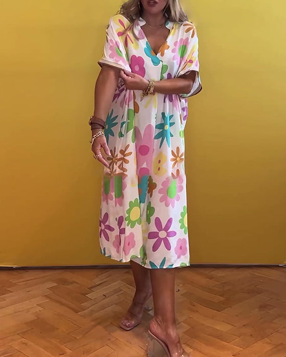 Løs V-hals kjole med blomstertrykk