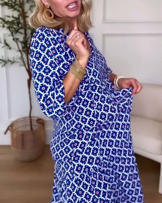 Uformell trykket V-hals kjole med trekvart ermer