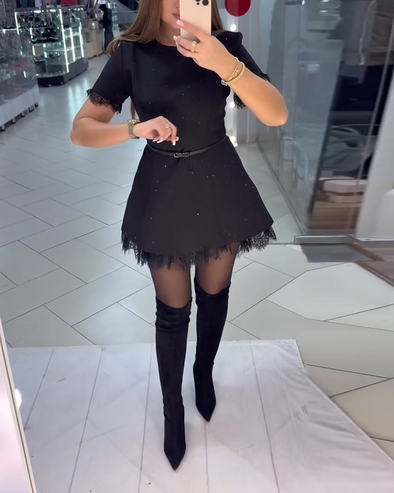 Glitrende Kniplingkjole Med Korte Ermer Og A-Linje