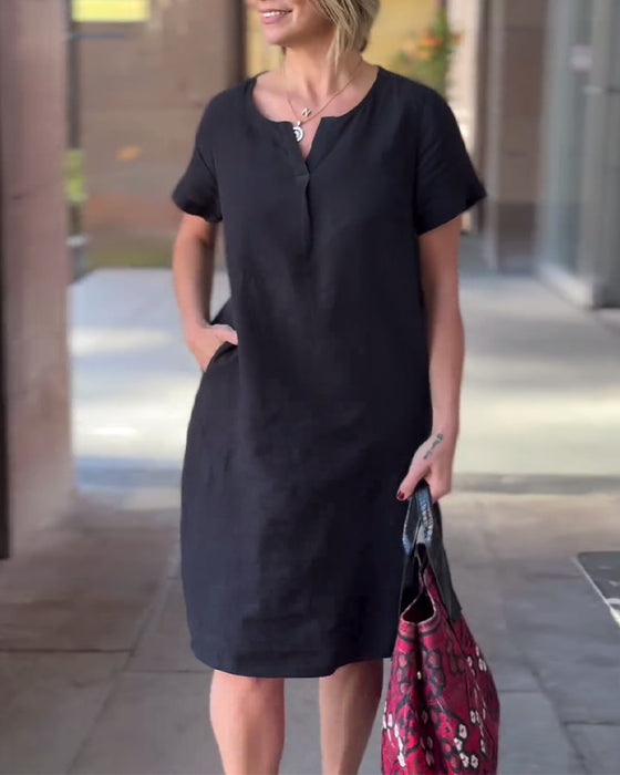 Ensfarget lommekjole med V-hals og kortermet