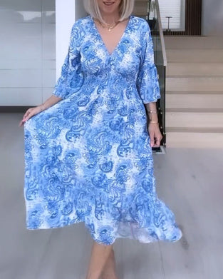 V-hals, flytende kjole med belte