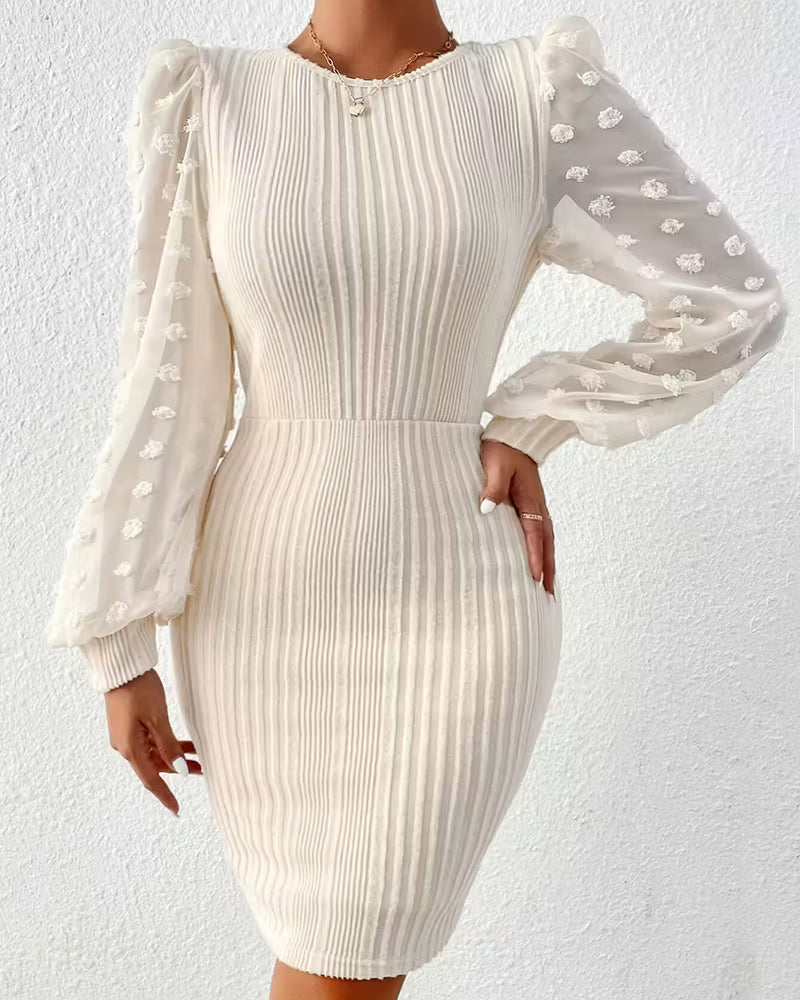 Elegant Kjole Med Tredimensjonal Blomsterlappverk Og Midjepassform