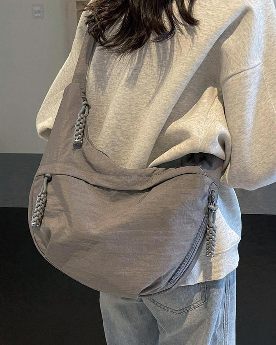 Nylon Dumpling Axelremsväska