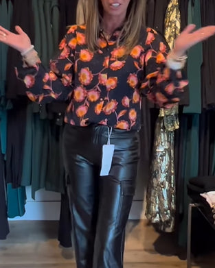 Causal topp med blomstertrykk