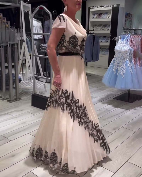 Plissert elegant kjole med vintage trykk