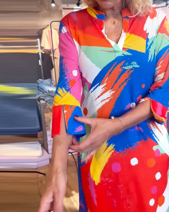 Elegant kjole med fargerik trykt V-hals