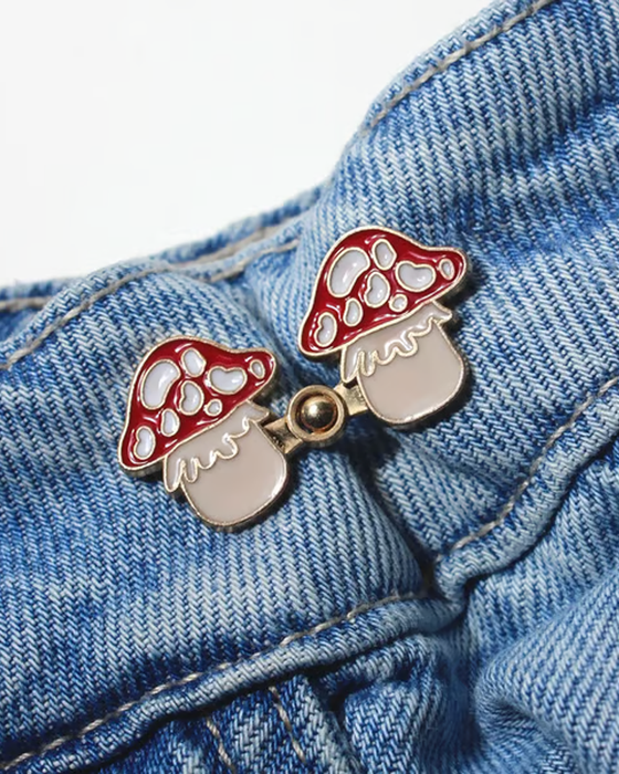 Søte Midjeomfavnende Knapper Med Tegneseriefigurer