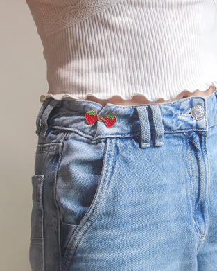 Søte Midjeomfavnende Knapper Med Tegneseriefigurer