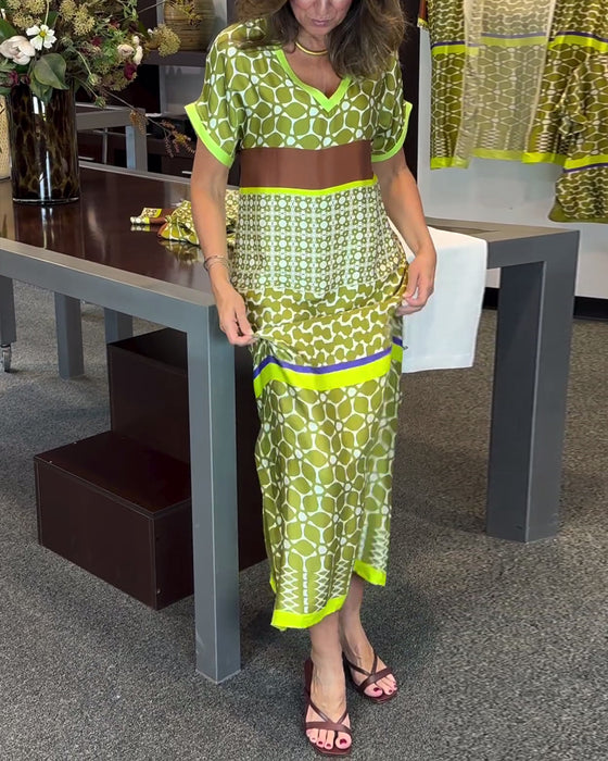 Kortermet lang kjole med V-hals og kontrasttrykk