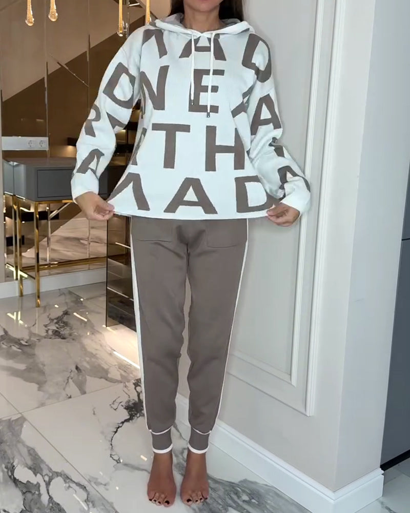 Todelt Sett Med Hette Og Bokstavsprint