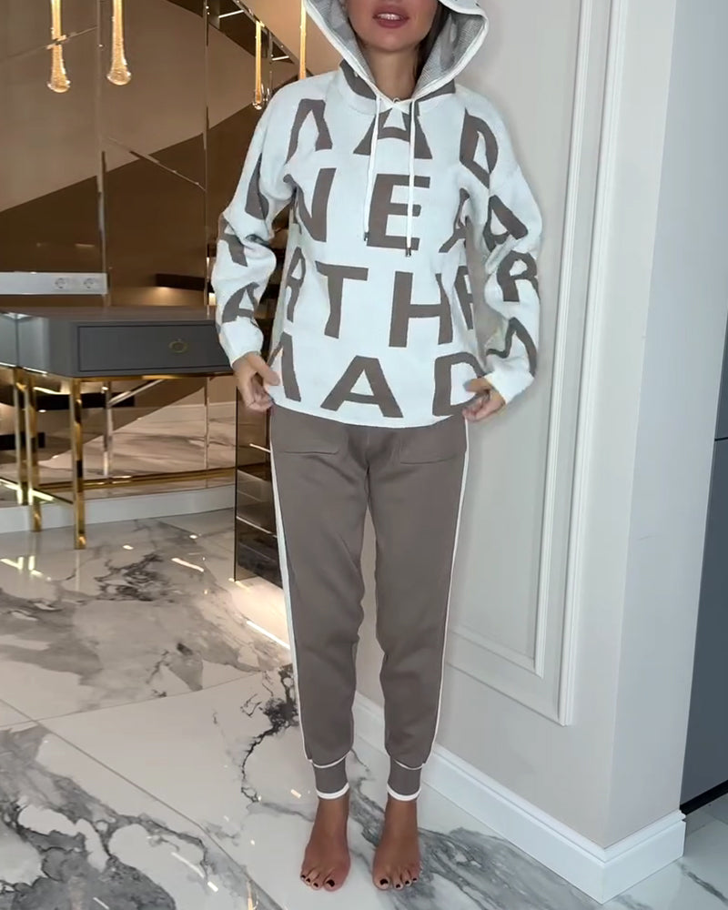 Todelt Sett Med Hette Og Bokstavsprint