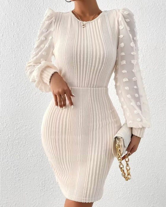 Elegant Kjole Med Tredimensjonal Blomsterlappverk Og Midjepassform