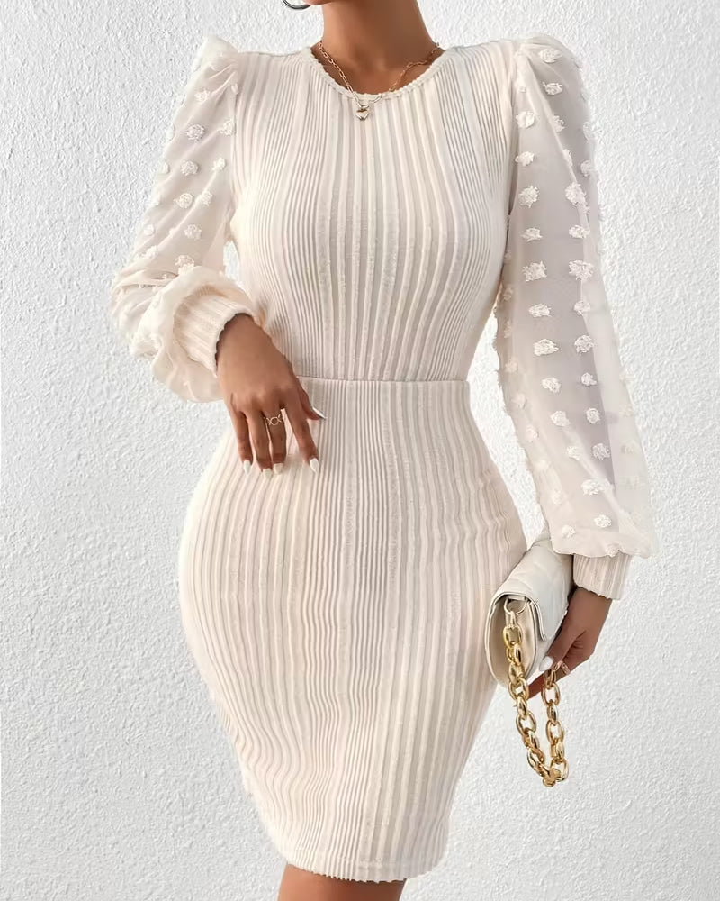 Elegant Kjole Med Tredimensjonal Blomsterlappverk Og Midjepassform