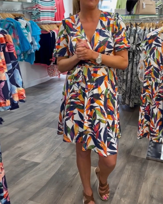 Kjole med V-hals og korte ermer med trykk