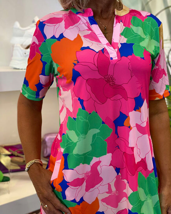 Kjole med V-utringning og blomstermønster