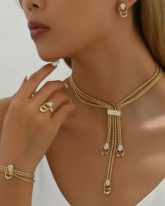 Enkelt sett med kjede og øredobber