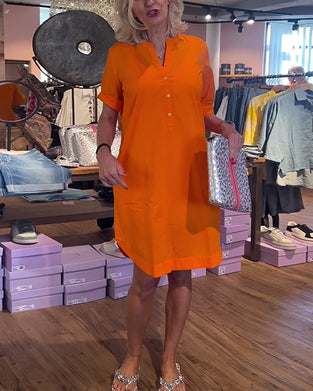 Uformell løs kjole med ensfarget og knapper