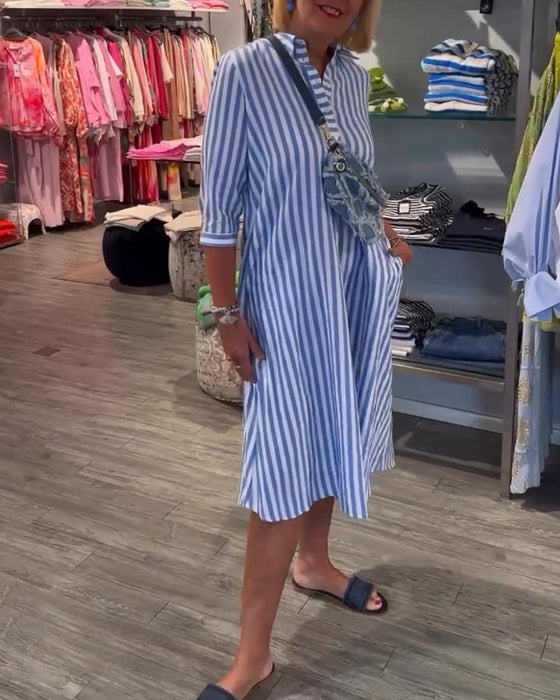 Kjole med jakkeslag med stripetrykk