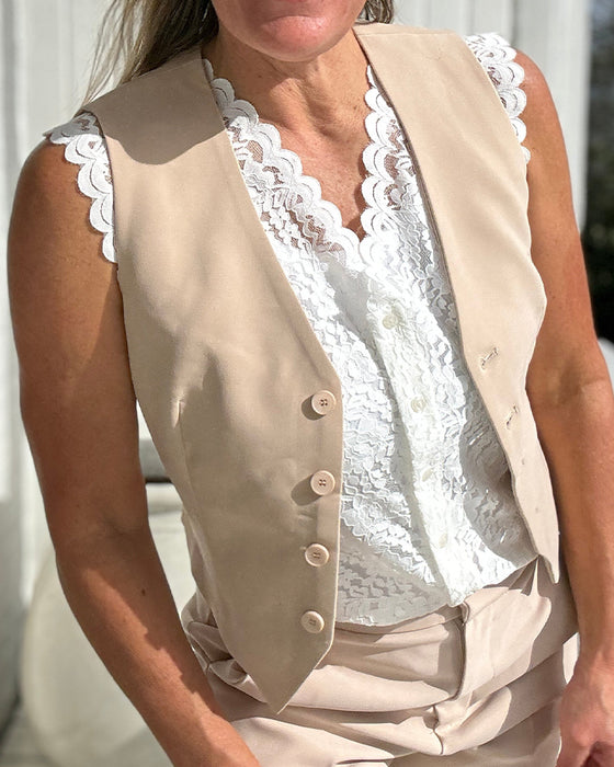 Elegant, ermeløs blondetopp med v-hals