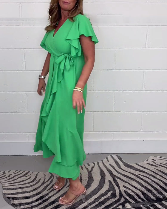 Elegant kjole med volanger i ensfarget splitt