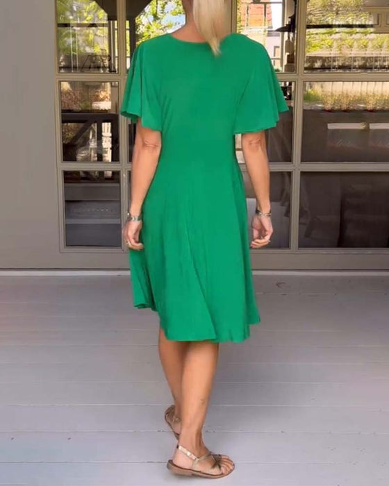 Ensfarget midjekjole med V-hals og sommerfuglerm