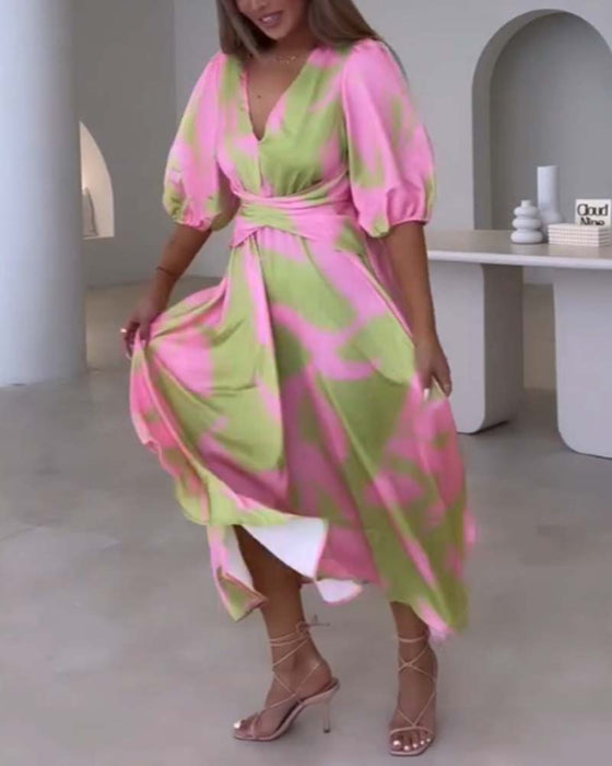 Elegant kjole med dyp V halvermet trykt