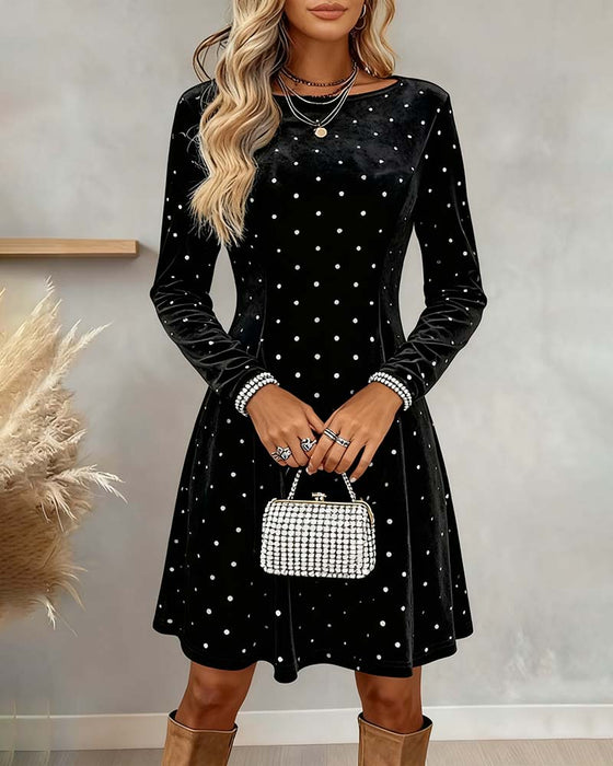 Elegant Kjole Med Glitterprikker Og Midjetilpasset Design