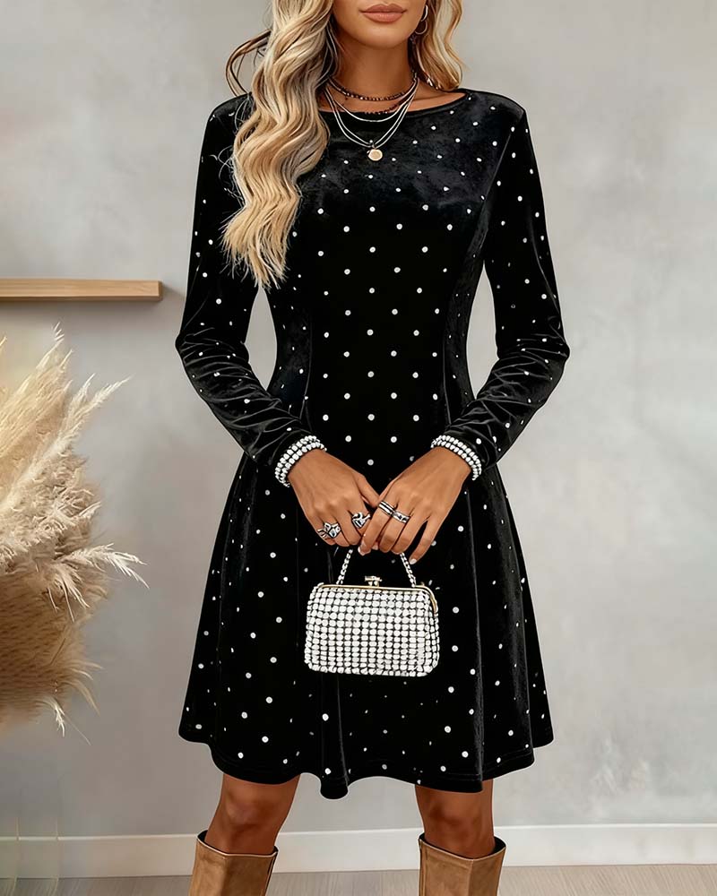 Elegant Kjole Med Glitterprikker Og Midjetilpasset Design