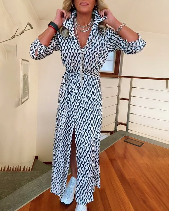 Kjole med geometrisk trykk med jakkeslag og splitt