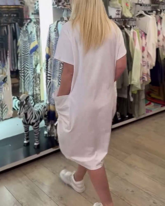 Kjole Med Løst Kort Erme Og Stor Lomme Med Trykk